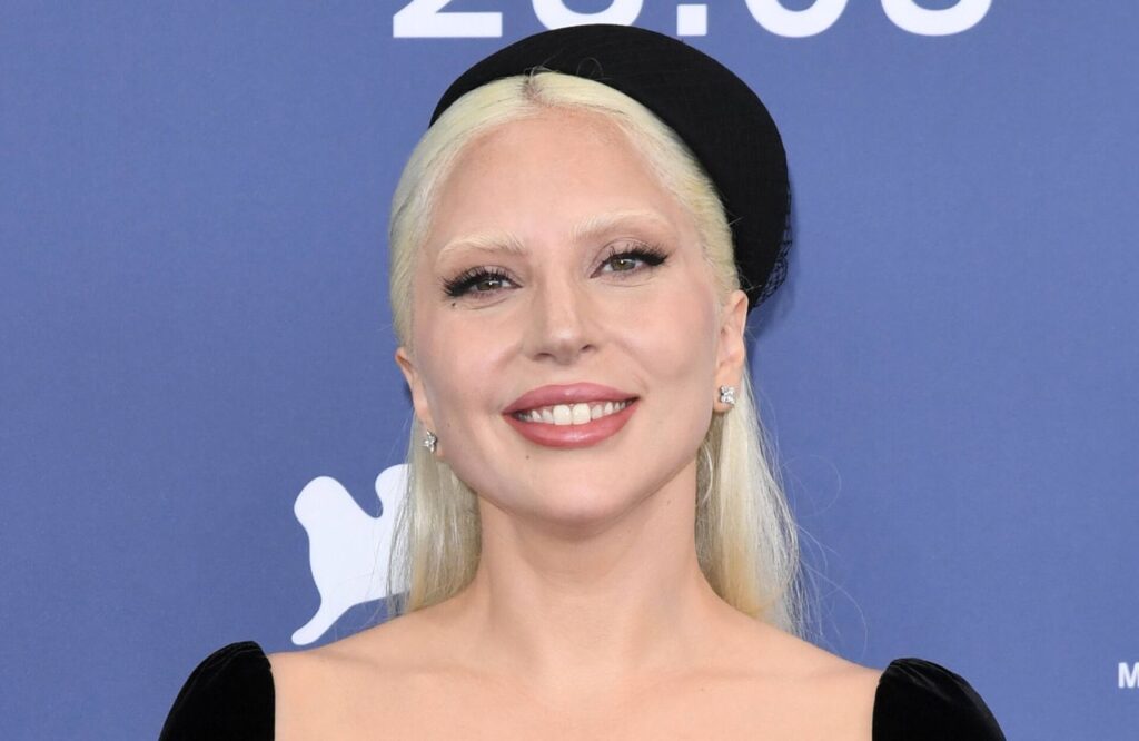 Au naturel, Lady Gaga dévoile ses sourcils décolorés