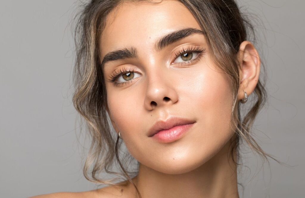 Ce gel teinté permet de fortifier et de densifier les sourcils en un temps record