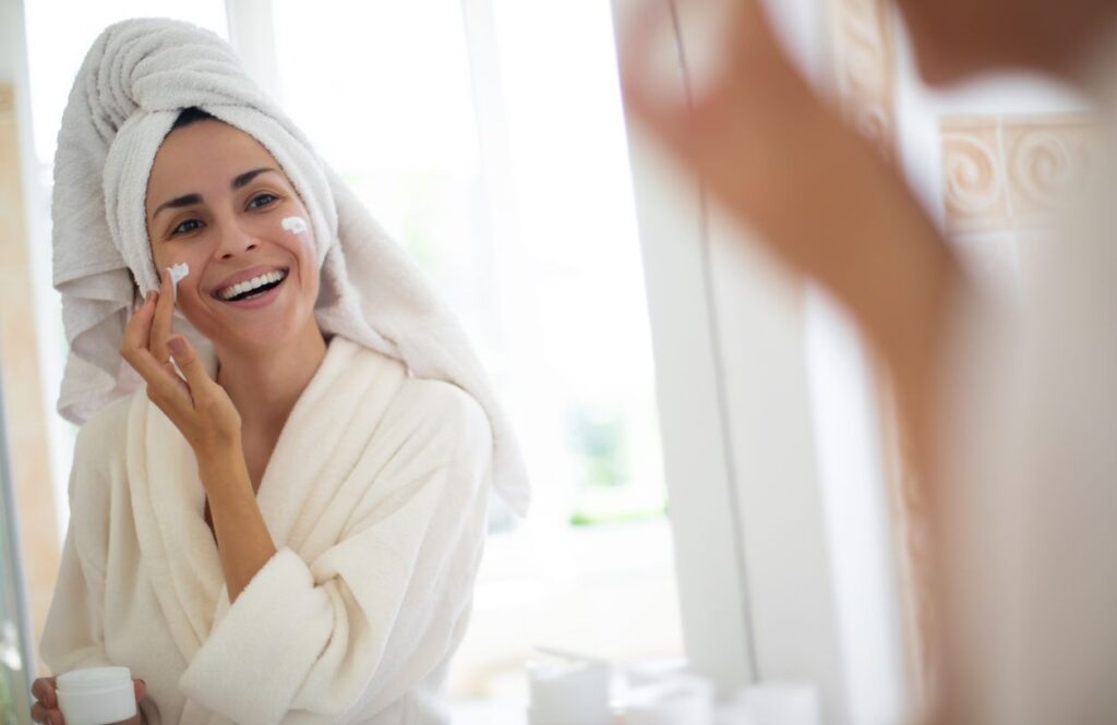 Ces cinq routines faciles à adopter vont sublimer votre peau et vos cheveux en 2025 selon une pro