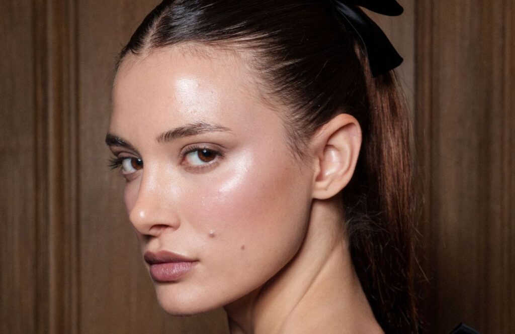 Le retour du sourcil naturel, le pastel, la mini-frange… Ces tendances beauté qui vont faire 2025