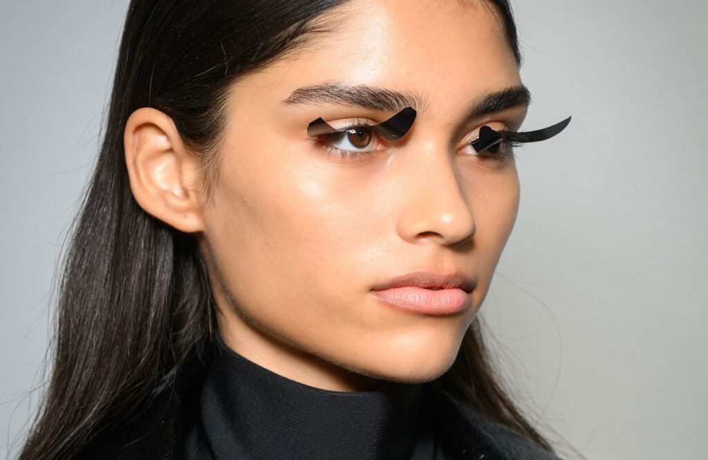 Et si on osait les faux-cils confettis de Courrèges pour nos looks de fête ?