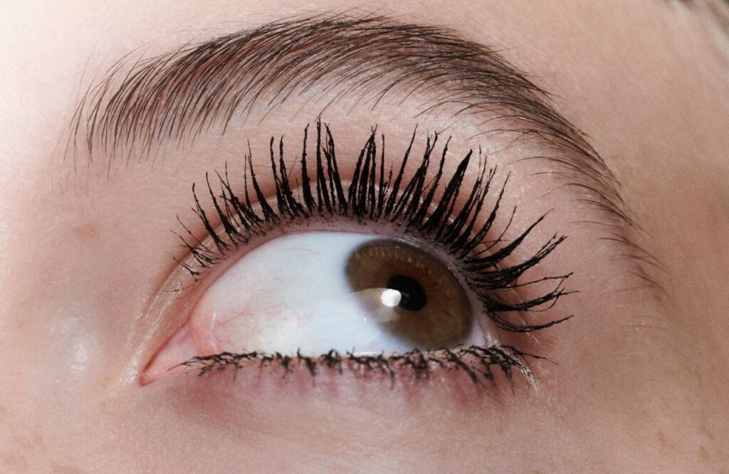 Coloration de l’iris, cils plus longs ou plus courts… Les lubies mises en scène sur les réseaux sont-elles sans risque ?