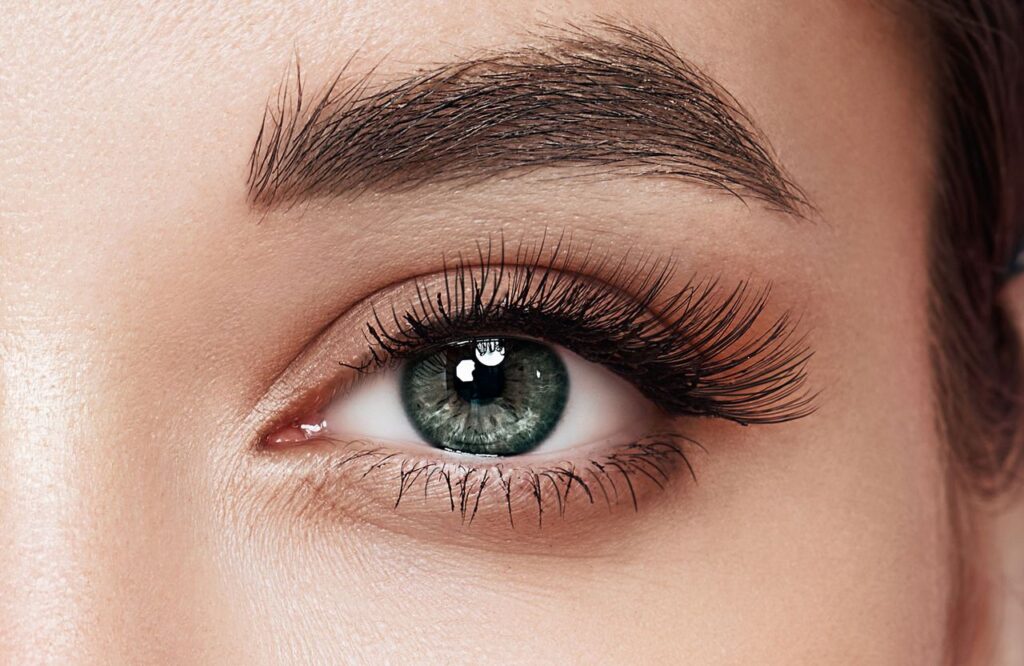 Les extensions de cils sont-elles dangereuses ? Un ophtalmologue répond
