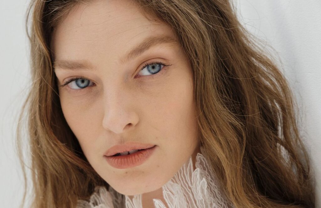 Ghost Lash : la tendance qui pousse à abandonner le mascara
