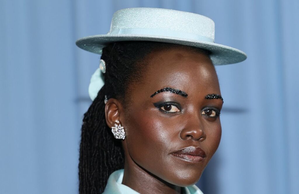 Met Gala 2025 : Lupita Nyong’o brille sur le tapis rouge avec des sourcils en strass