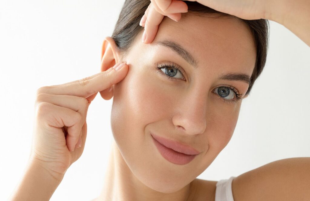 Paupières liftées sans chirurgie : le geste facile qui ouvre le regard