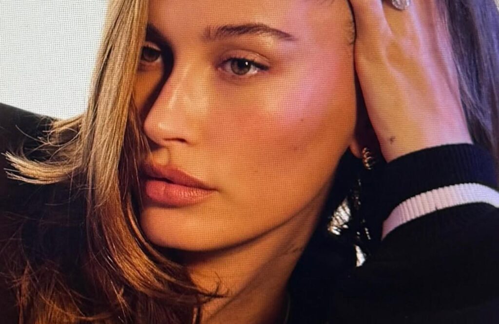 Sourcils raccourcis : cette tendance qui transforme le regard et affole les réseaux sociaux