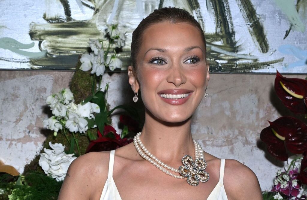 Comment porter les couettes sans retomber en enfance selon Bella Hadid