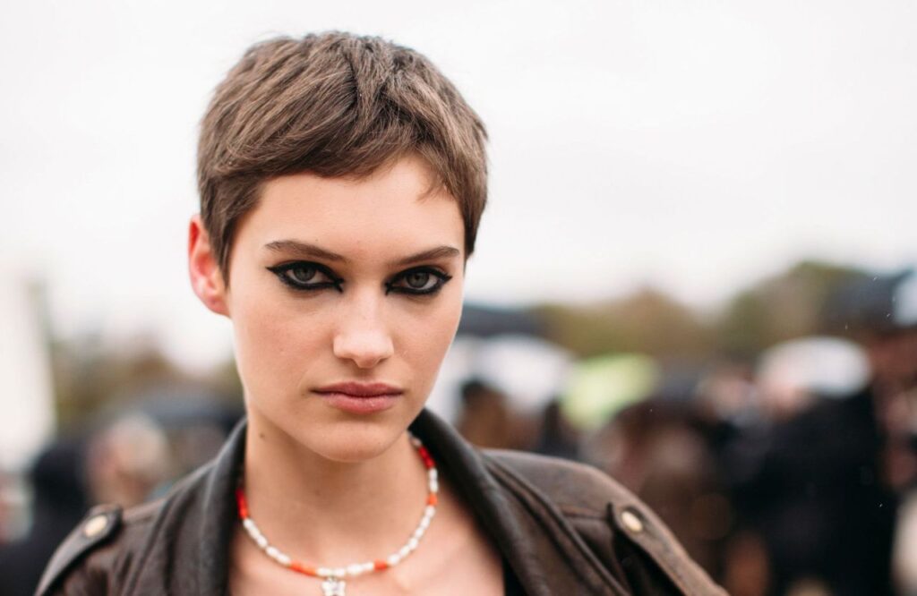 Dark féminine : cette tendance maquillage étonnante revient un an plus tard pour l'été