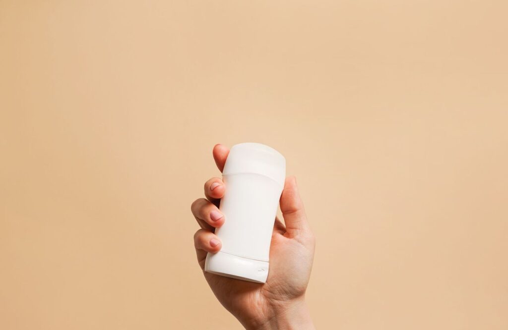 Déodorant pour le corps : est-il vraiment bon de l’appliquer sur le visage, les seins ou le dos ?