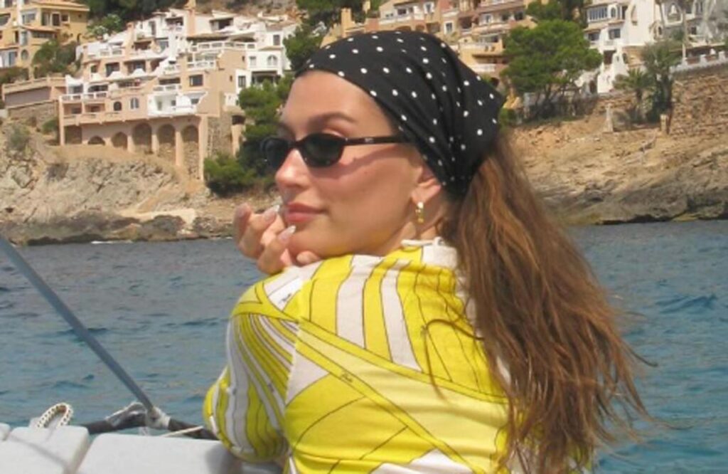 Le modeste bandana s’impose comme l’astuce coiffure la plus cool (et la plus facile) de l’été