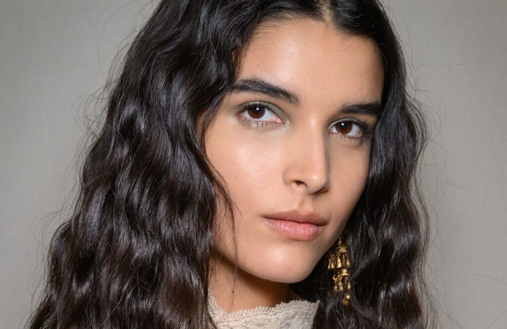 Le secret d’un regard sculpté ? Cette technique facile avec seulement deux produits