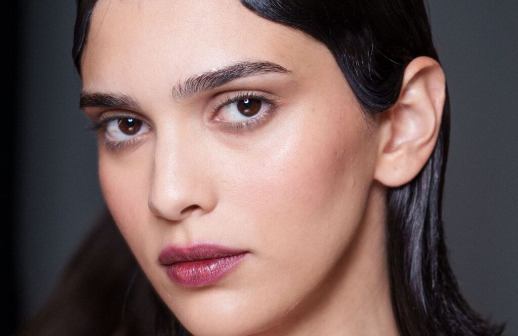 « Nano brows » : quel est ce nouveau tatouage des sourcils qui fait de l'ombre au microshading ?