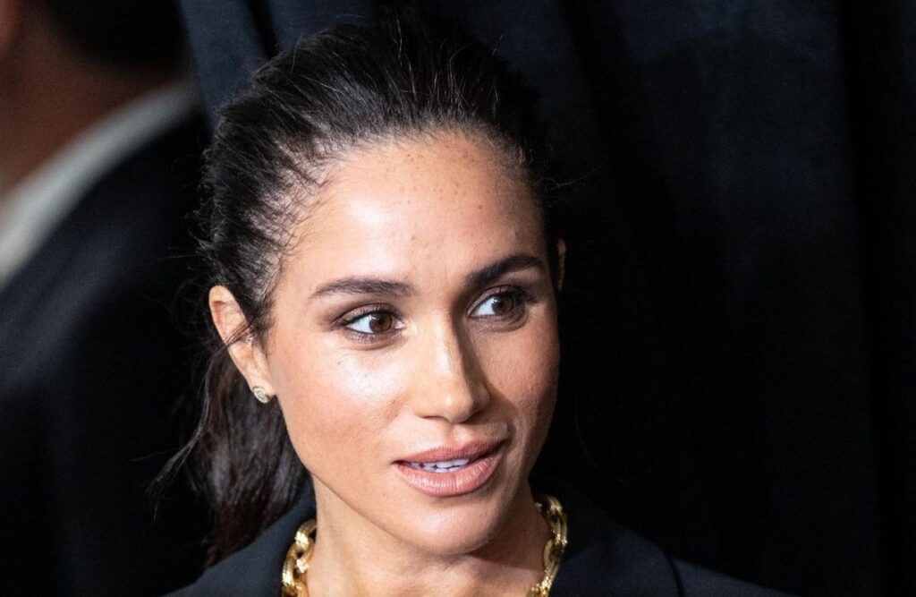 Ras de cils défini et fard métallique : le secret derrière le regard étincelant de Meghan Markle