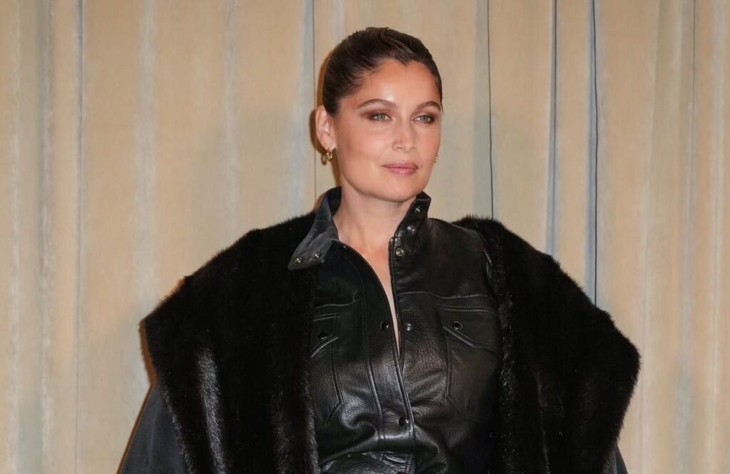 Sleek bun : Laetitia Casta dévoile comment twister son chignon facilement