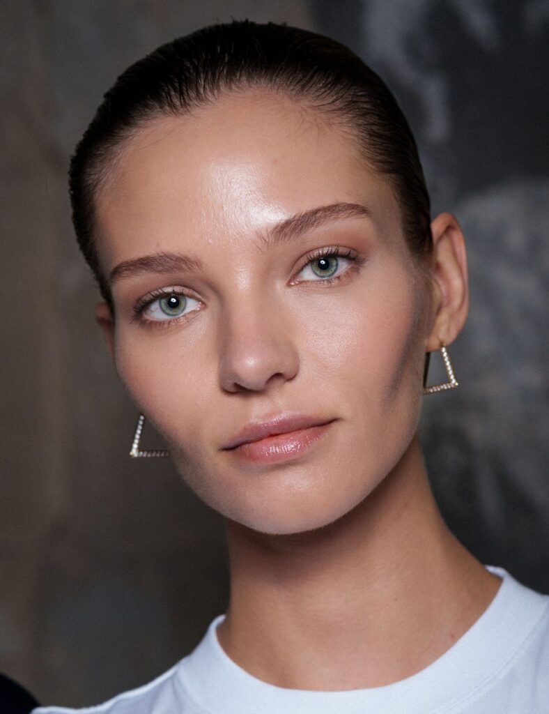 Voici les 4 erreurs qui ruinent vos sourcils (et comment les éviter)