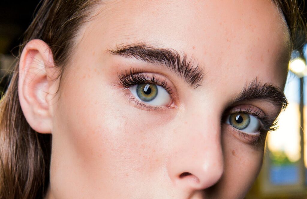 Ce célèbre maquilleur dévoile sa technique ultime pour appliquer le mascara et obtenir des cils XXL