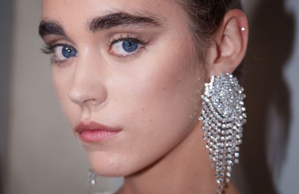 Cette astuce de make-up artist permet d'obtenir un véritable effet faux-cils seulement avec un mascara