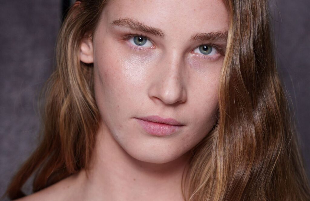 Gel à sourcils : allié du regard ou faux ami ? Des experts répondent