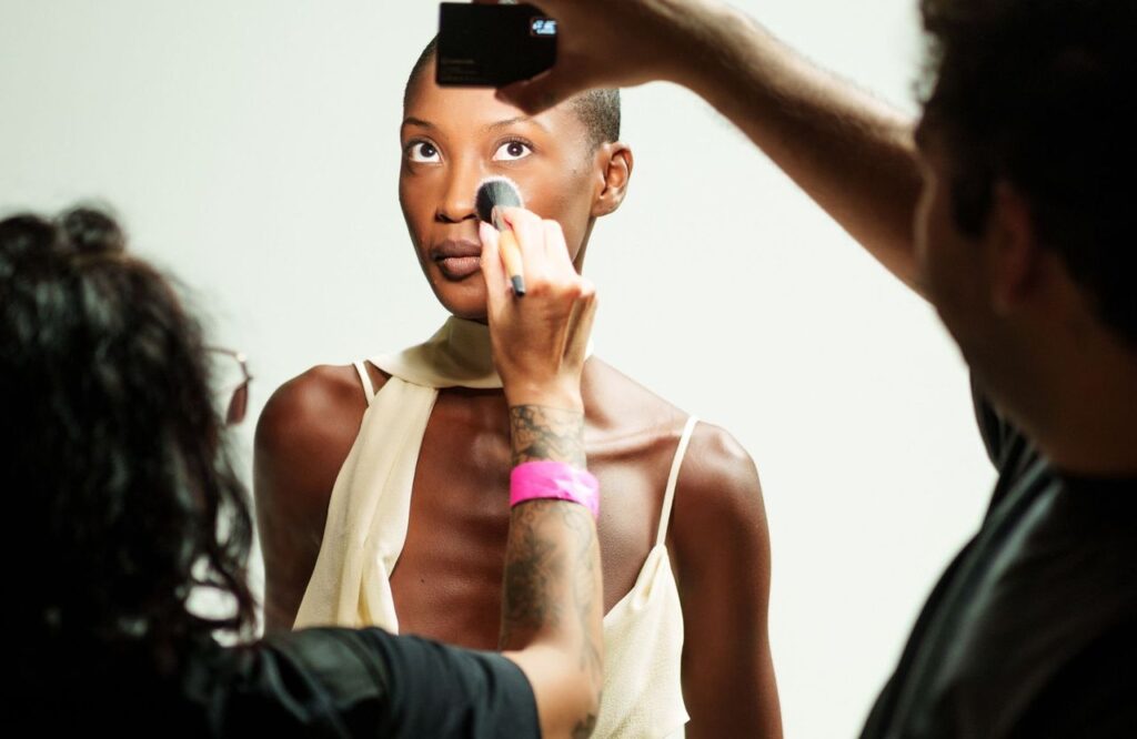 L’astuce facile et rapide que recommande une pro pour nettoyer efficacement ses pinceaux à maquillage