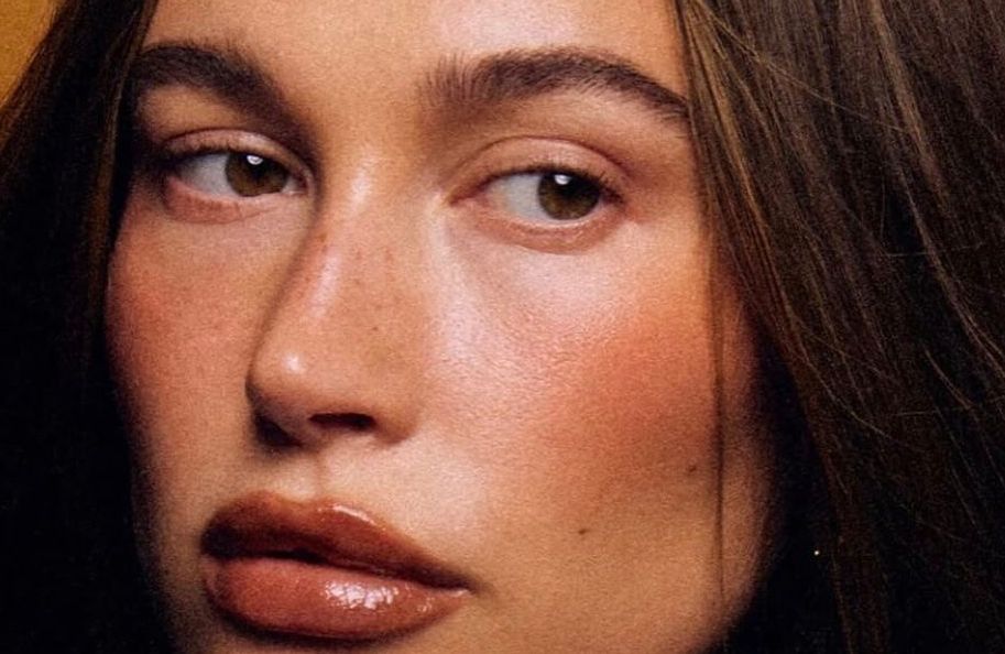 Qu’est-ce que la tendance du maquillage « gui », ultra-facile à adopter pour les fêtes de fin d’année ?