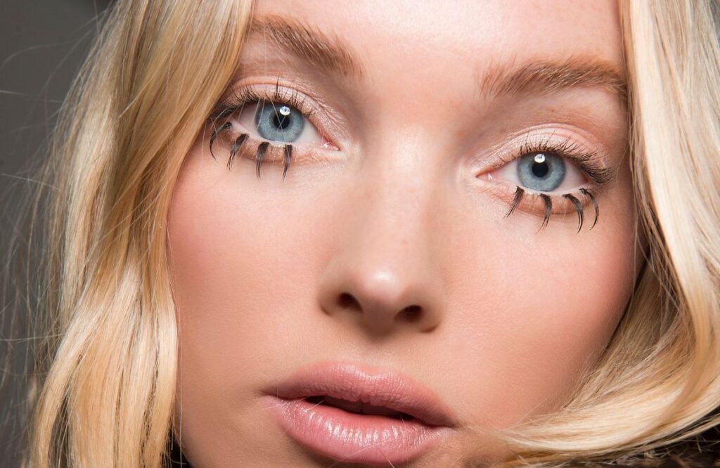 TikTok ne jure que par la vaseline pour avoir des cils plus longs : bonne ou mauvaise idée ?