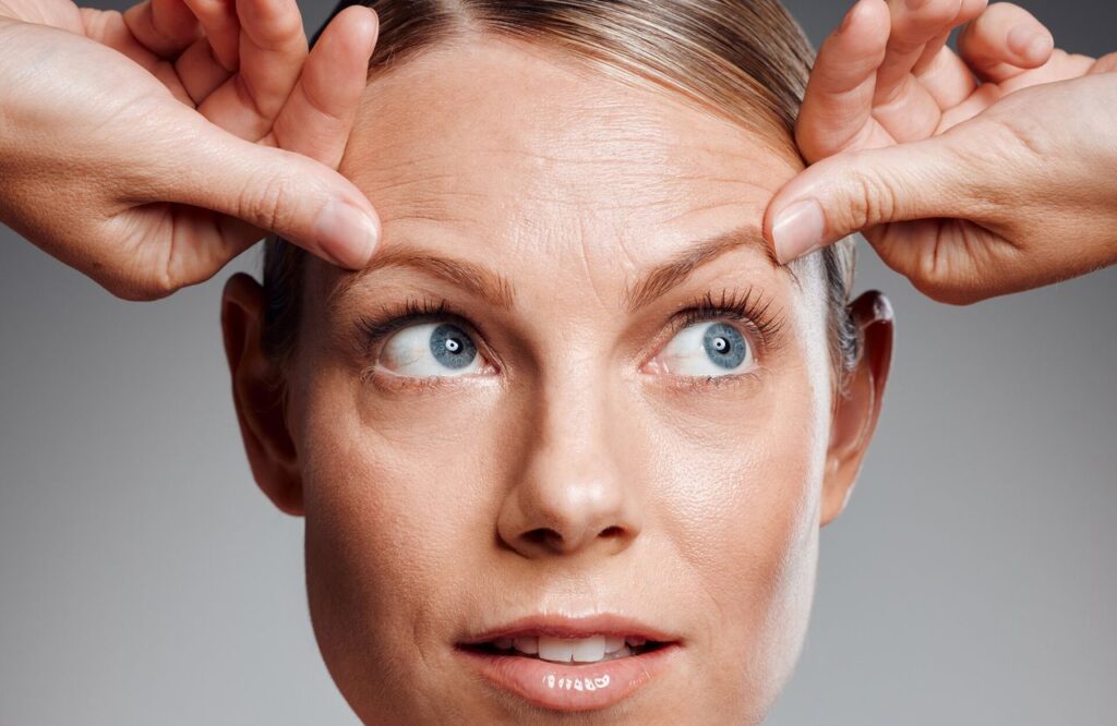 Cette forme de sourcils que les maquilleurs déconseillent car elle vieillit le regard