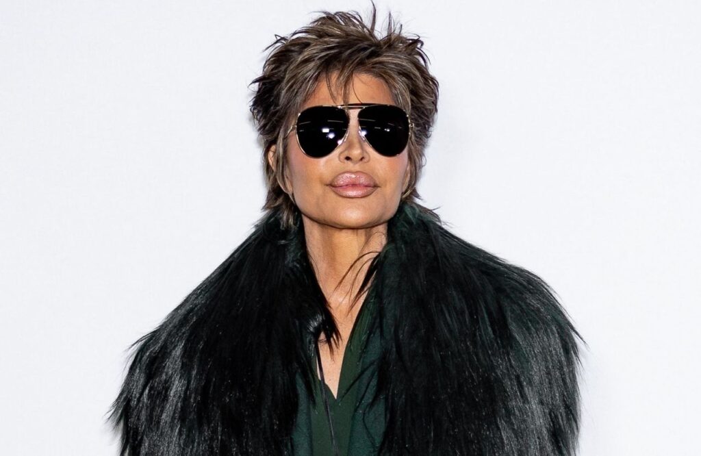 Coupe mulet et sourcils décolorés, l’étonnante transformation de Lisa Rinna à 62 ans