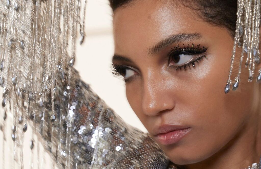 Les cils givrés, le maquillage des yeux le plus prisé en ce début de saison hivernale