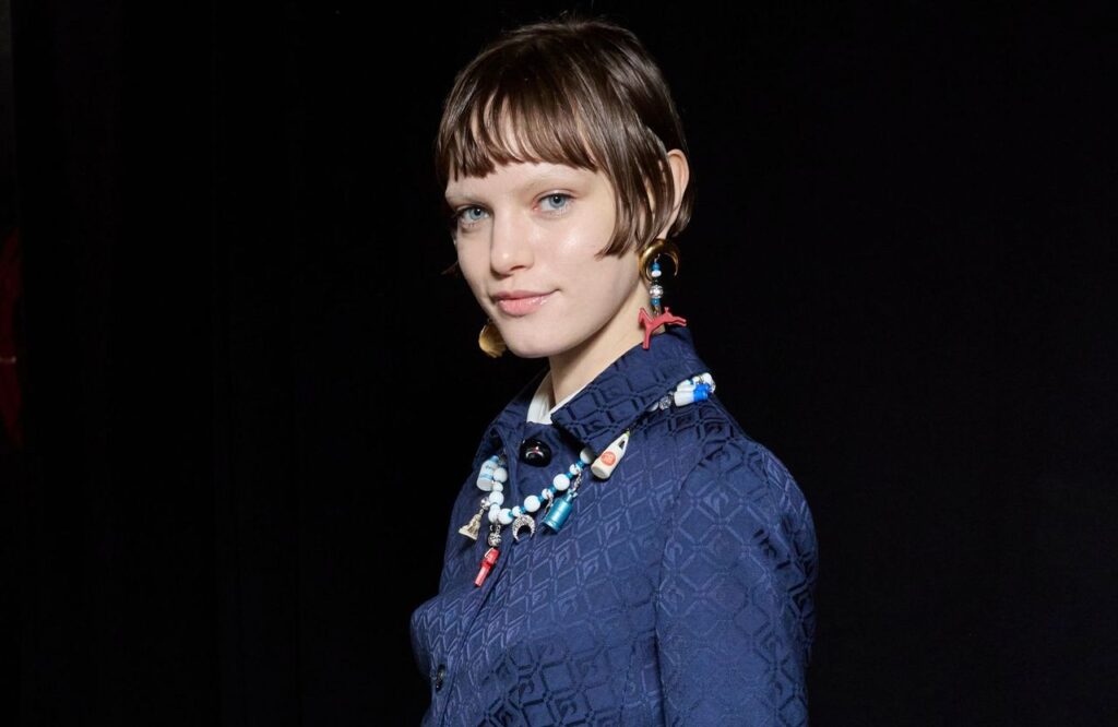 Voici la coiffure last minute (et facile) qui pourrait bien sauver votre look du réveillon