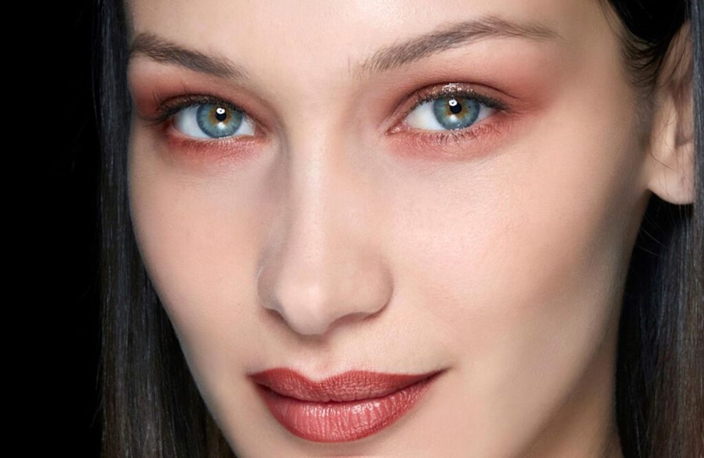 C’est le retour des sourcils fins ? Non merci, on a déjà donné !